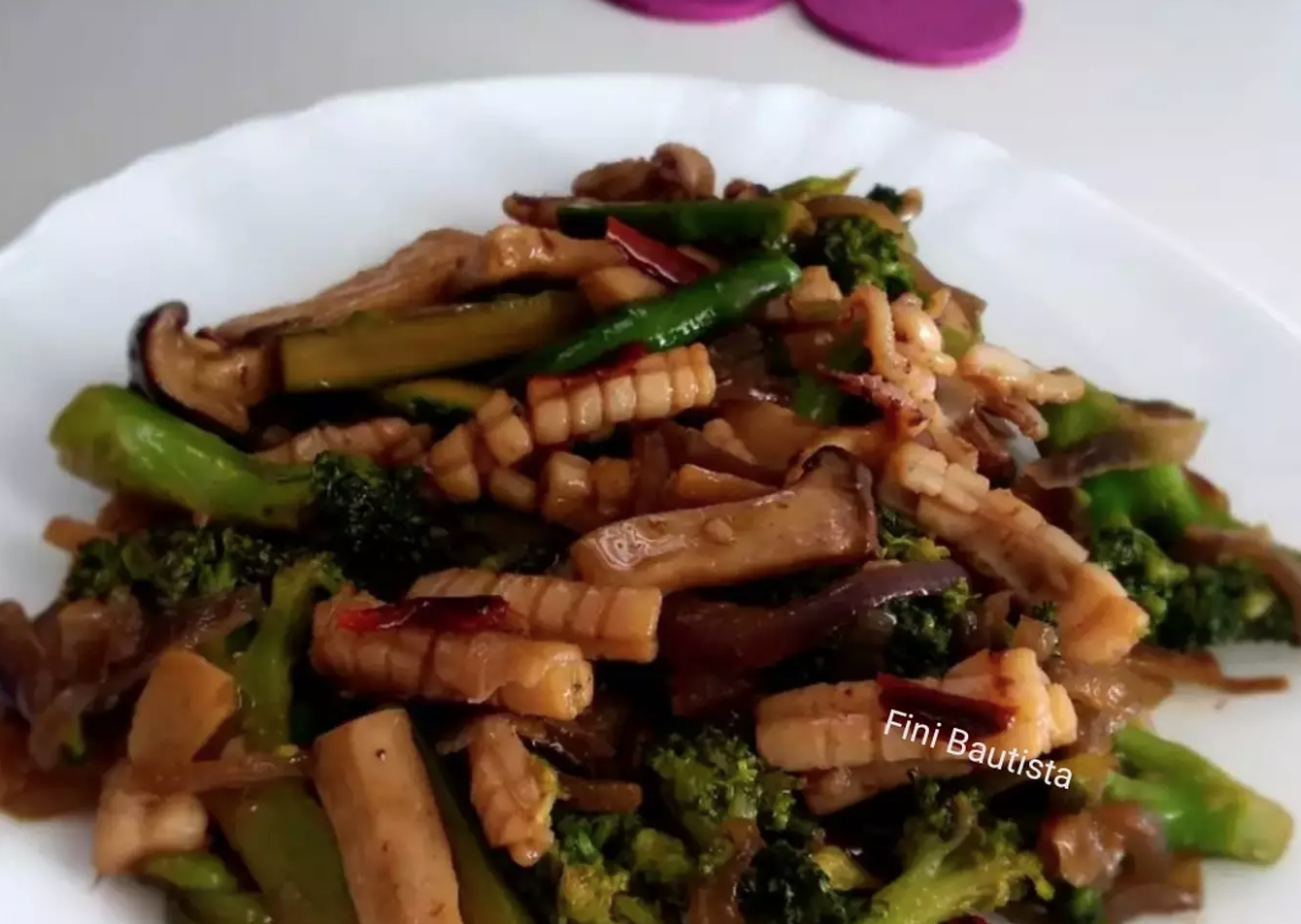 calamares con brocoli y setas mas ensalada de trigo sarraceno con zanahoria y rábano